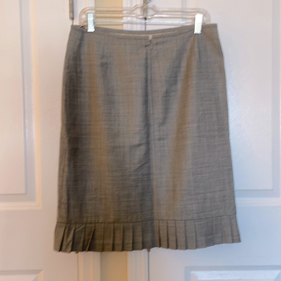 Ann Taylor gray and pink wool fully lined skirt – size 10; gorgeous pleat design - Picture 4 of 8